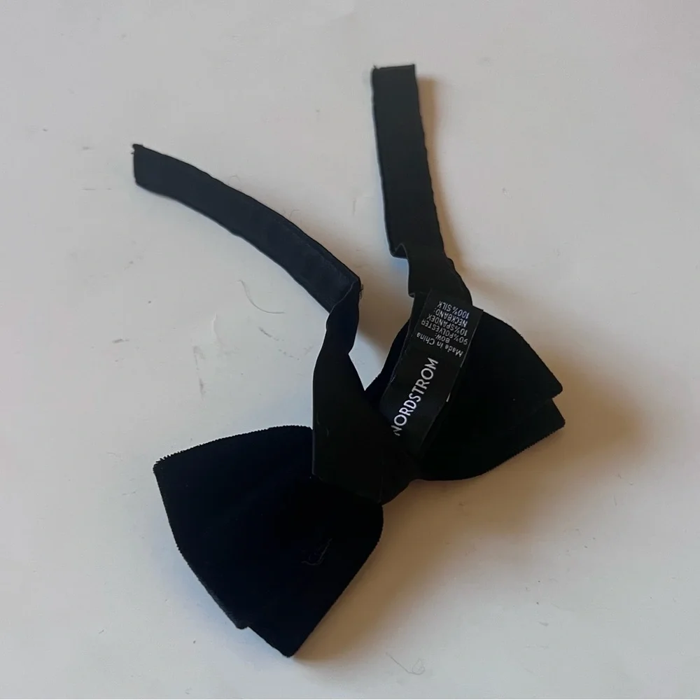NORDSTROM FAMILY MOMENTS BOYS VELVET PRE-TIED BOW TIE BLACK OS ADJUSTABLE NWOT